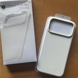 Beats iPhone 17 Pro Max Case with MagSafe - White